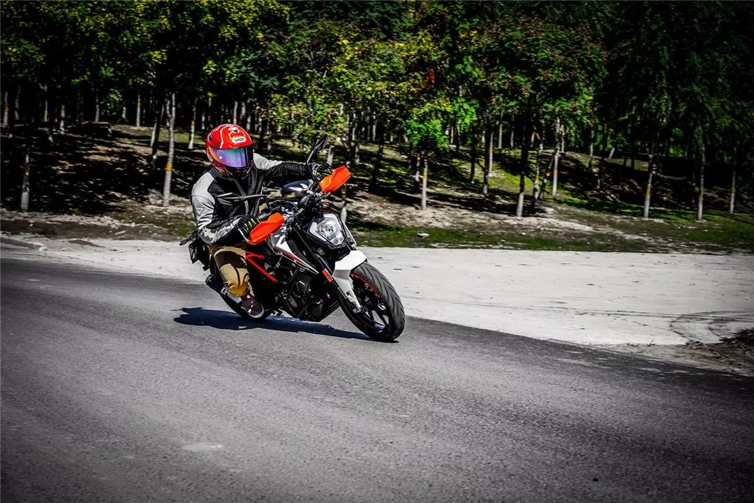 小排量街头霸王 KTM 250 DUKE试驾(图15)